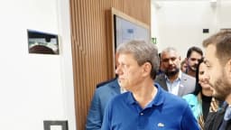 Tarcísio de Freitas em evento público cercado de outras pessoas, foto de arquivo de abril de 2025