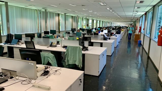 Funcionários trabalham no escritório da Vale em Vitória, Espírito Santo (foto de arquivo).