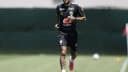 Neymar correndo em campo durante treino, com uniforme esportivo preto (foto de arquivo)
