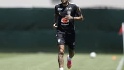 Neymar correndo em campo durante treino, com uniforme esportivo preto (foto de arquivo)