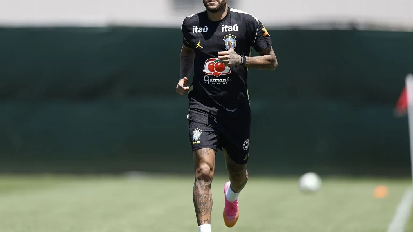 Neymar correndo em campo durante treino, com uniforme esportivo preto (foto de arquivo)