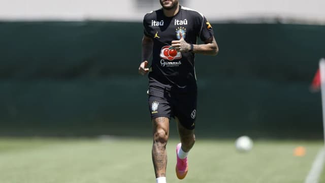 Neymar correndo em campo durante treino, com uniforme esportivo preto (foto de arquivo)