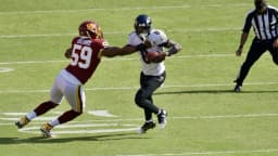 Lamar Jackson, quarterback do Baltimore Ravens, corre com a bola durante jogo da NFL