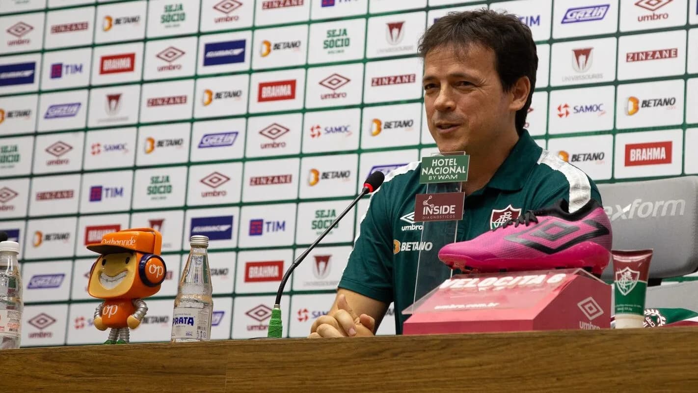 Fernando Diniz em coletiva de imprensa, foto de arquivo de 2022