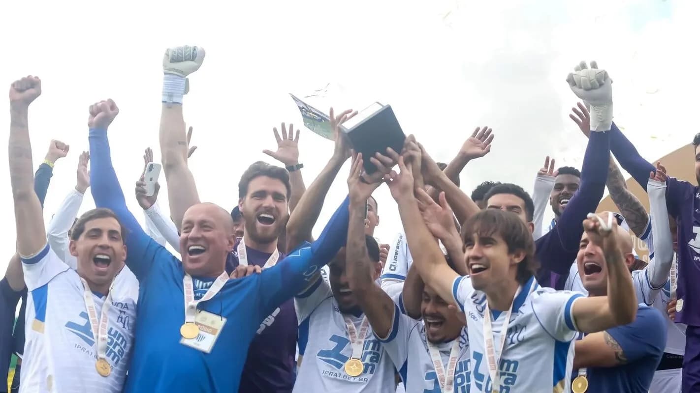 Elenco do Avaí comemora o título da Copa Sul-Sudeste 2026 com o troféu erguido