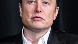 Retrato de Elon Musk, dono da plataforma X e da IA Grok