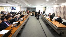 Sala da Comissão de Constituição e Justiça do Senado durante reunião, com senadores às mesas, foto de arquivo