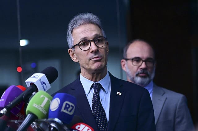 O ex-governador de Minas Gerais Romeu Zema (à direita) ao lado do governador do Rio de Janeiro, Cláudio Castro, durante entrevista coletiva no Senado Federal
