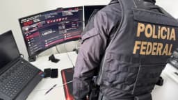 Agente da Polícia Federal examina equipamento apreendido na Operação Insidioso, contra ataques de ransomware