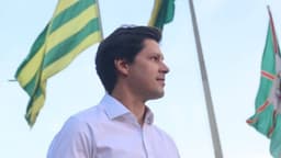 O governador de Goiás, Daniel Vilela, em frente às bandeiras de Goiás e do Brasil