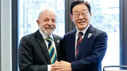 O presidente da Coreia do Sul, Lee Jae-myung, aperta as mãos com o presidente Lula em encontro oficial