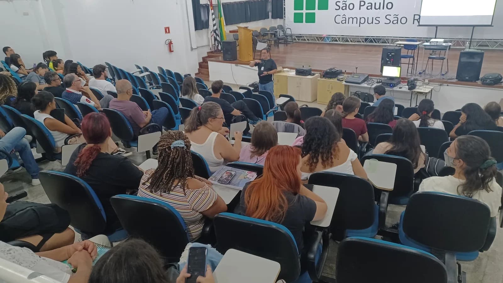 Plateia acompanha evento no auditório de câmpus do IFSP
