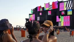 Turistas fotografam o palco montado na praia de Copacabana para a festa de Réveillon
