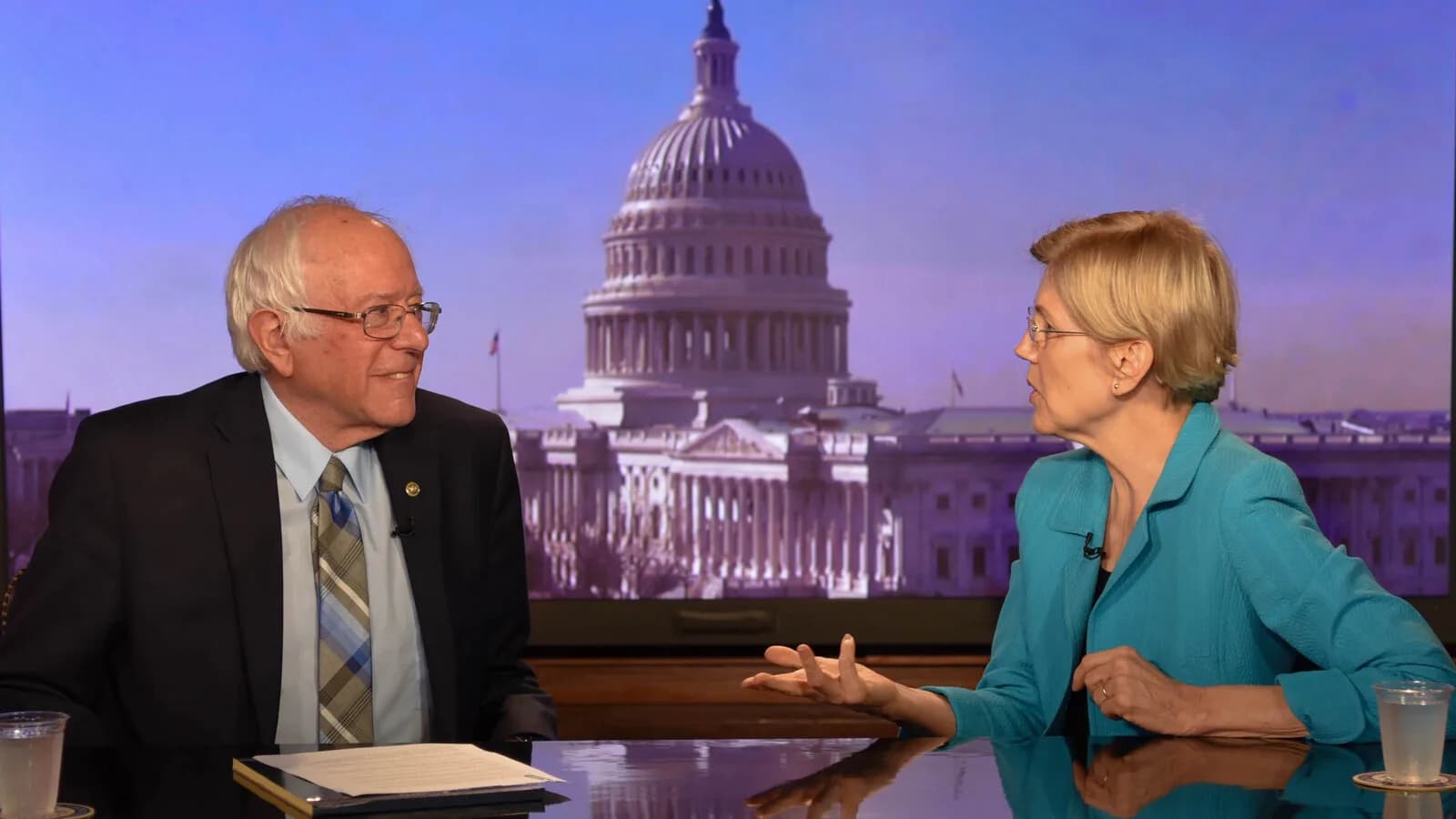 O senador americano Bernie Sanders em evento no Capitólio dos Estados Unidos, ao lado da senadora Elizabeth Warren