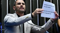 Senador Cleitinho discursa na tribuna do plenário do Senado, segurando cartaz sobre saúde pública