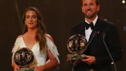 Alexia Putellas e Harry Kane posam com os troféus do Bola de Ouro 2026