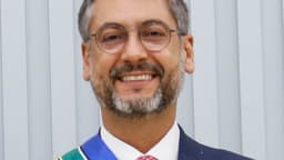 Retrato oficial do governador do Amapá, Clécio Luís, sorrindo e usando a faixa de governador