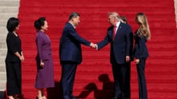 Donald Trump e Xi Jinping se cumprimentam em cerimônia oficial em Washington