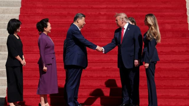 Donald Trump e Xi Jinping se cumprimentam em cerimônia oficial em Washington