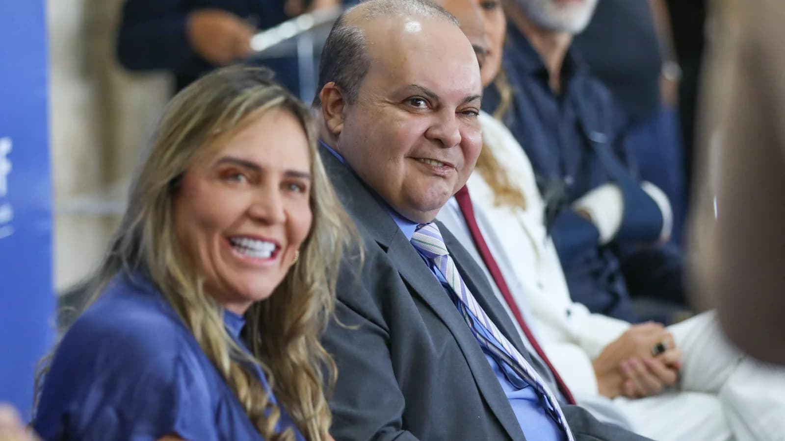Celina Leão sorri ao lado de outra pessoa em evento oficial no Distrito Federal