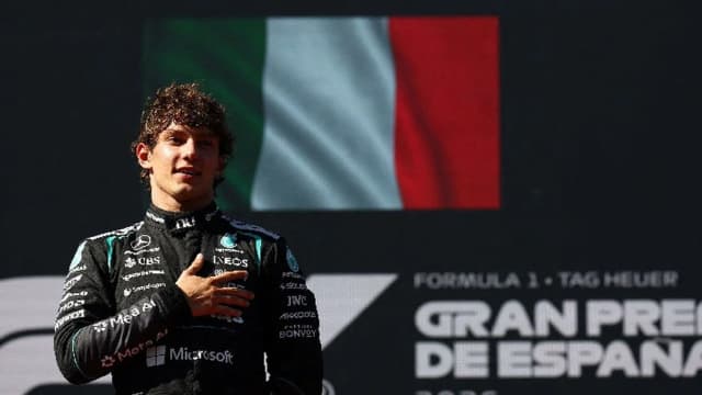 Kimi Antonelli, piloto da Mercedes, em frente à bandeira da Itália após vitória na F1