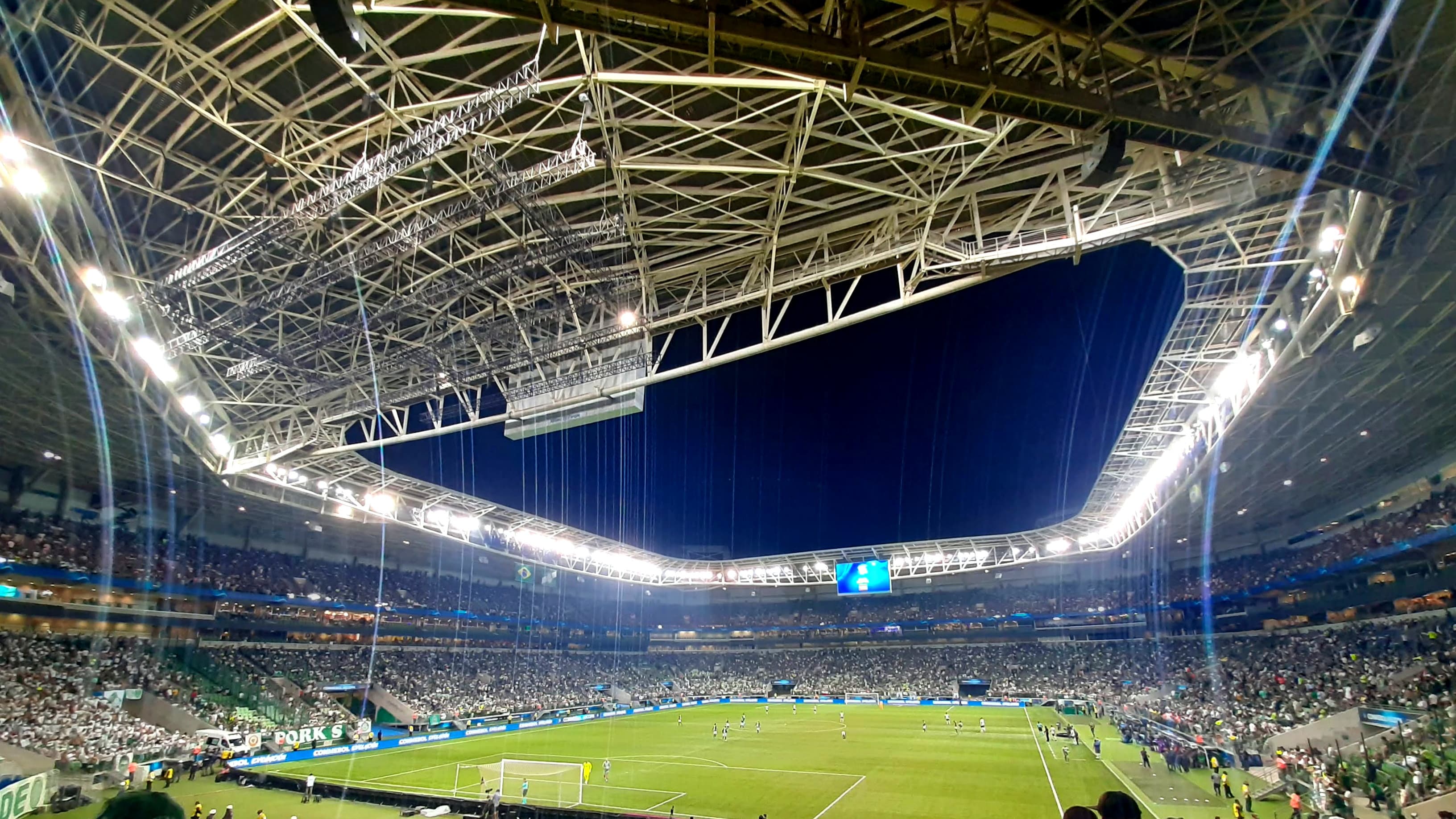 Torcida lotando o Allianz Parque, estádio do Palmeiras, um dos clubes classificados às quartas da Copa do Brasil