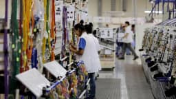 Trabalhadores em linha de montagem de fábrica no Brasil