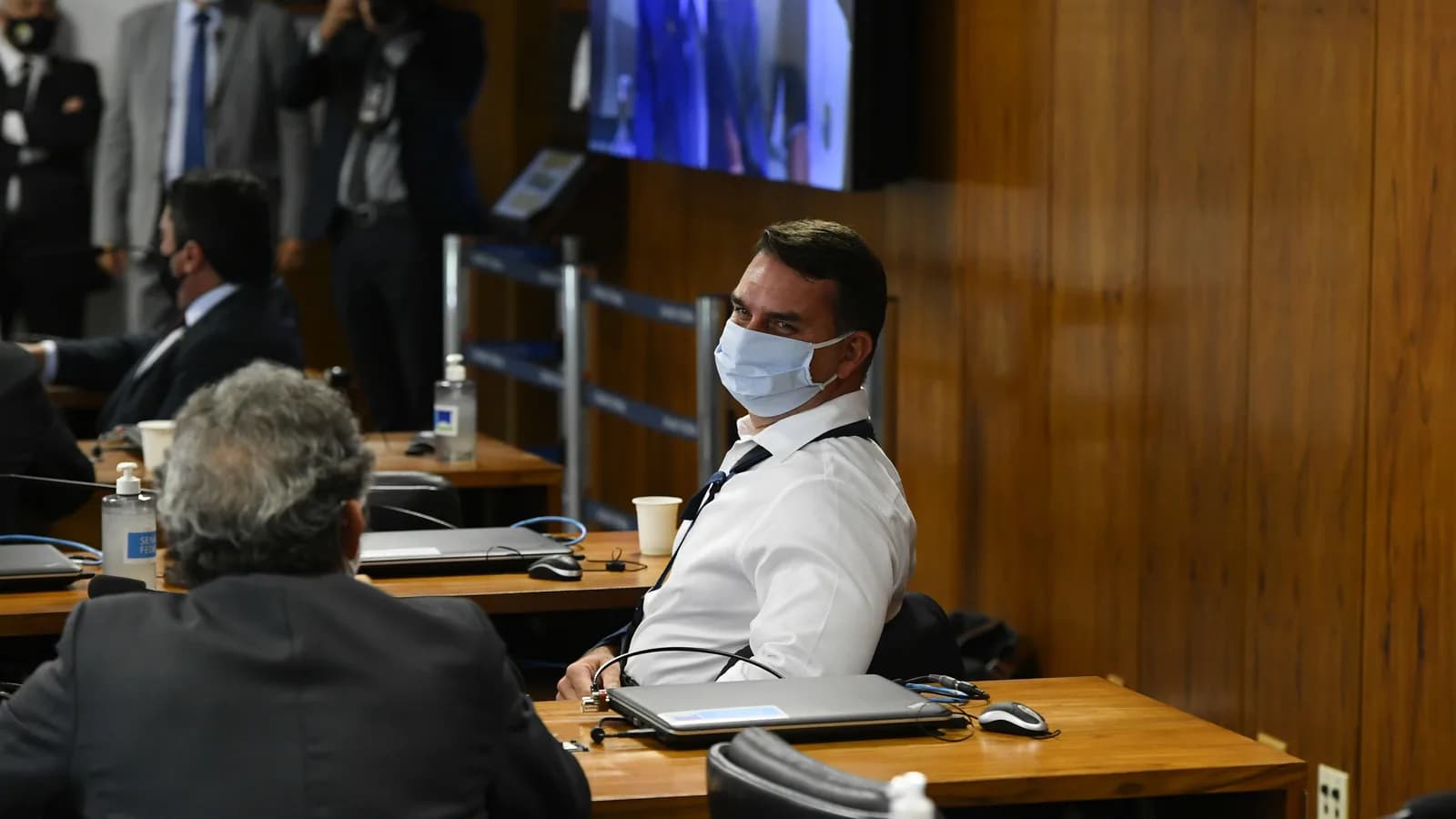 Flávio Bolsonaro durante sessão de comissão no Senado Federal