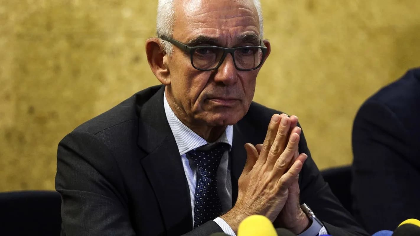 Fabio Schvartsman, novo CEO da CSN, em foto de arquivo com óculos e terno escuro
