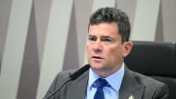 O senador Sergio Moro fala ao microfone durante audiência no Senado