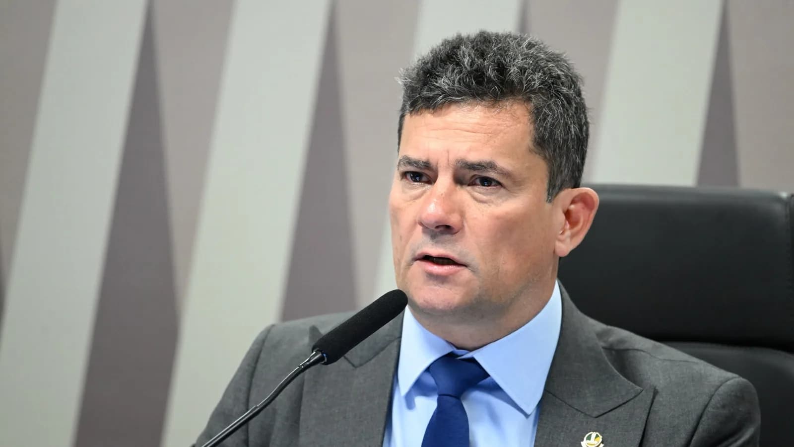 O senador Sergio Moro fala ao microfone durante audiência no Senado