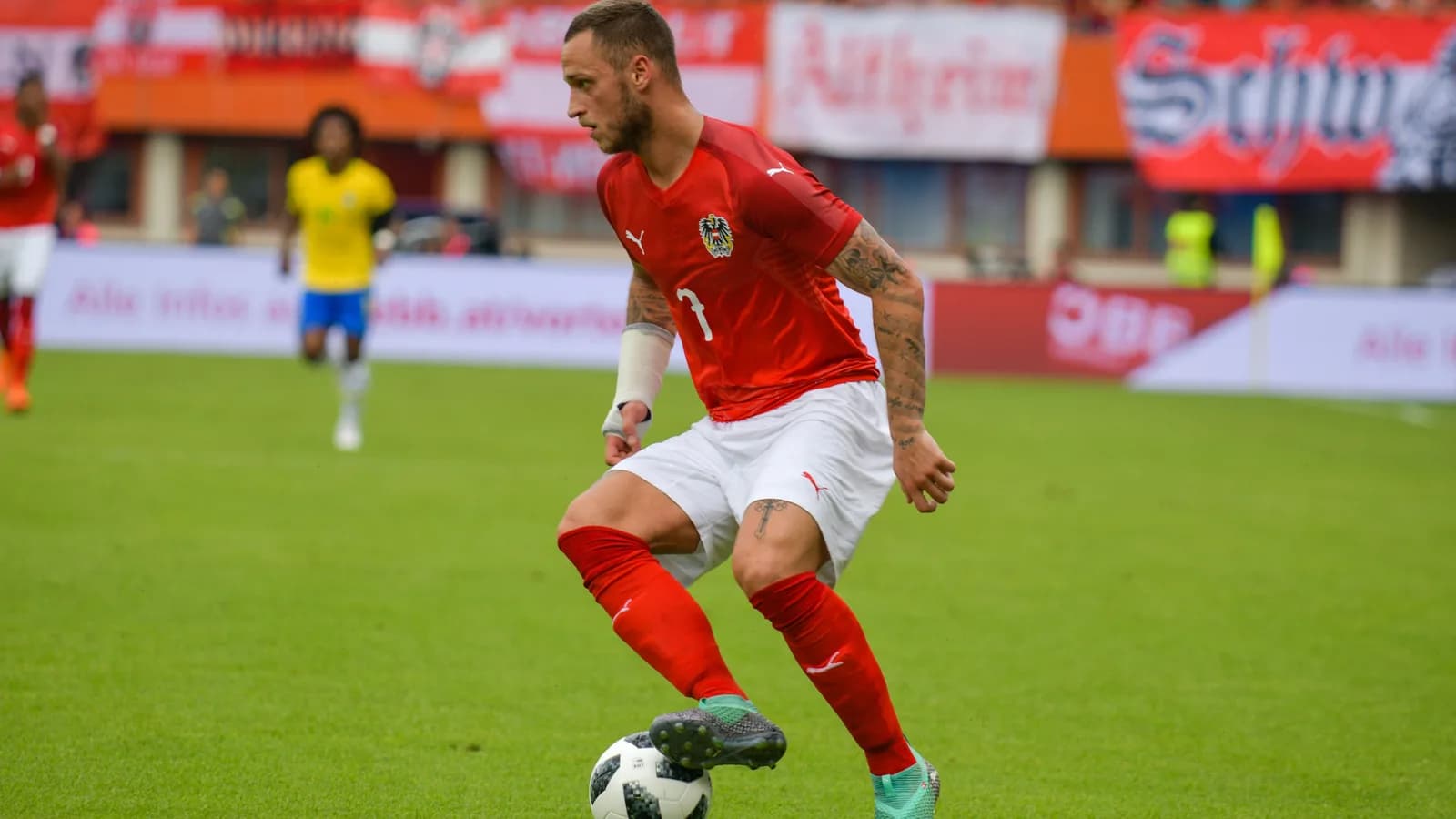 Marko Arnautovic com a camisa da seleção da Áustria em campo