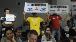 Concurseiros seguram faixas pedindo aprovação da Lei dos Concursos durante audiência no Senado