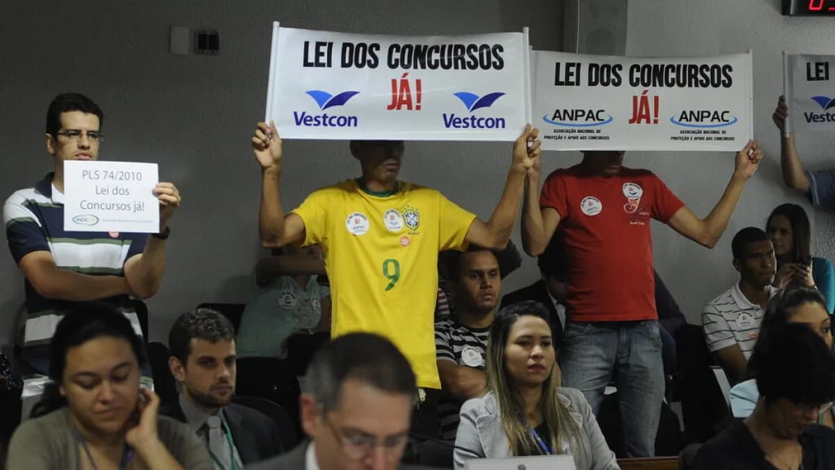 Concurseiros seguram faixas pedindo aprovação da Lei dos Concursos durante audiência no Senado