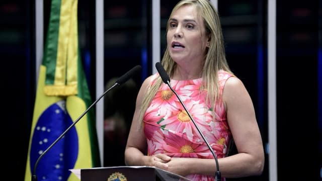 Celina Leão discursa em tribuna durante sessão solene no Congresso Nacional