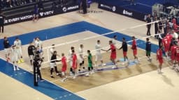 Jogadores cumprimentam-se após partida em quadra do Mundial de Vôlei Masculino da FIVB (foto de arquivo da edição de Filipinas 2025, ilustrativa, sem relação com a partida Brasil x França)