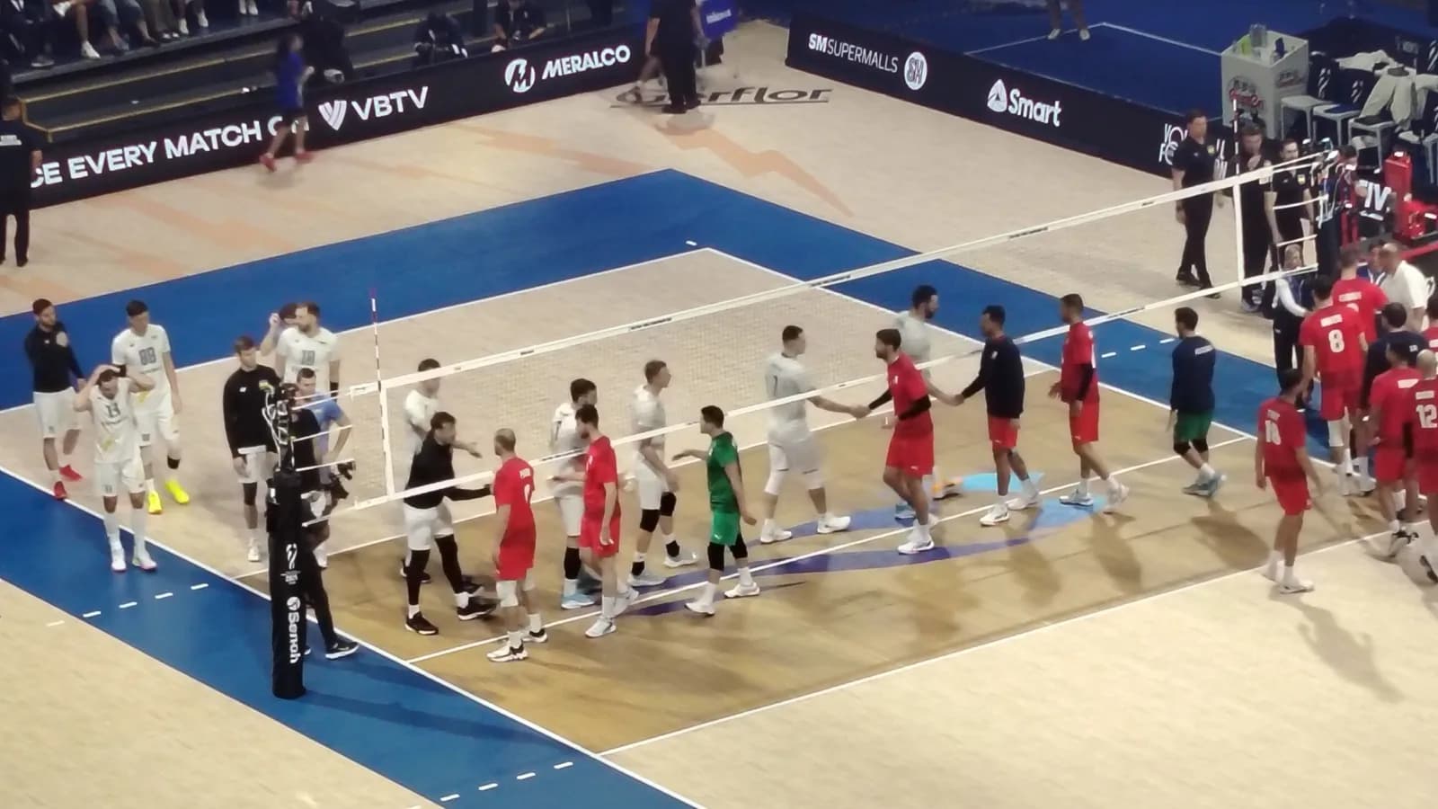 Jogadores cumprimentam-se após partida em quadra do Mundial de Vôlei Masculino da FIVB (foto de arquivo da edição de Filipinas 2025, ilustrativa, sem relação com a partida Brasil x França)
