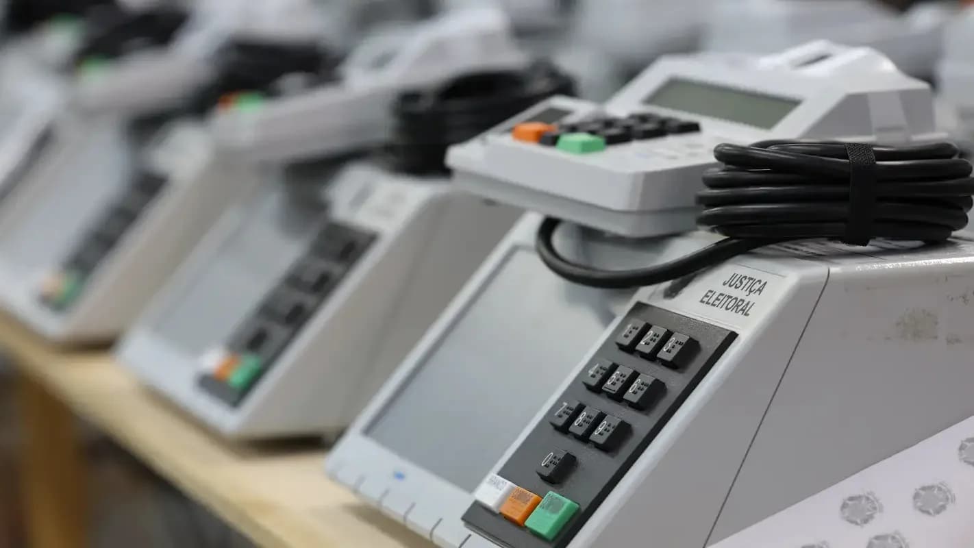 Urnas eletrônicas enfileiradas em depósito da Justiça Eleitoral