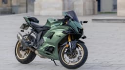 Motocicleta esportiva Yamaha YZF-R7 na cor verde, estacionada em praça de pedras