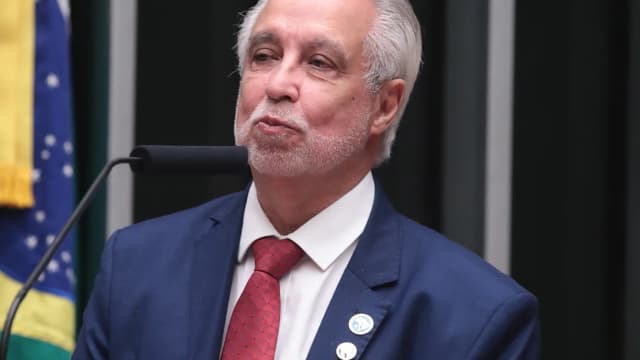 Romeu Zema fala ao microfone em evento na Câmara dos Deputados
