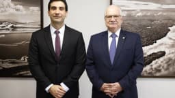 O presidente do Banco Central, Gabriel Galípolo, ao lado de autoridade em cerimônia de assinatura no STF