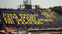 Torcida do Corinthians exibe faixa gigante nas arquibancadas em comemoração aos 100 anos do clube