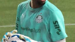 Carlos Miguel, goleiro do Palmeiras, segura a bola durante partida