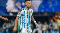Lautaro Martínez, camisa 22 da Argentina, caminha em campo durante partida da seleção argentina