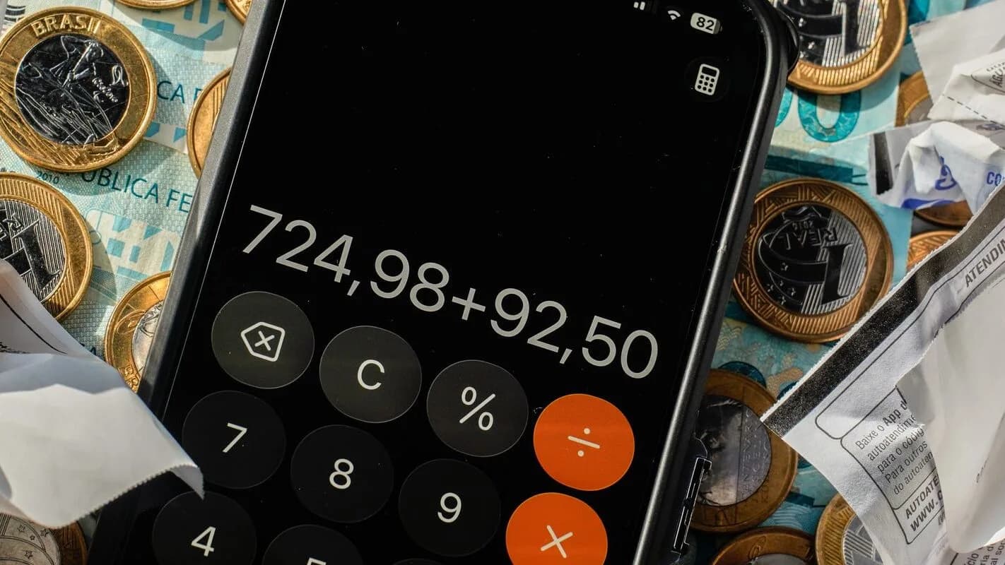 Calculadora e dinheiro em papel, imagem de contexto sobre economia