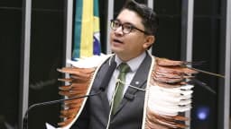 Eloy Terena, ministro dos Povos Indígenas, discursa no plenário da Câmara dos Deputados usando cocar
