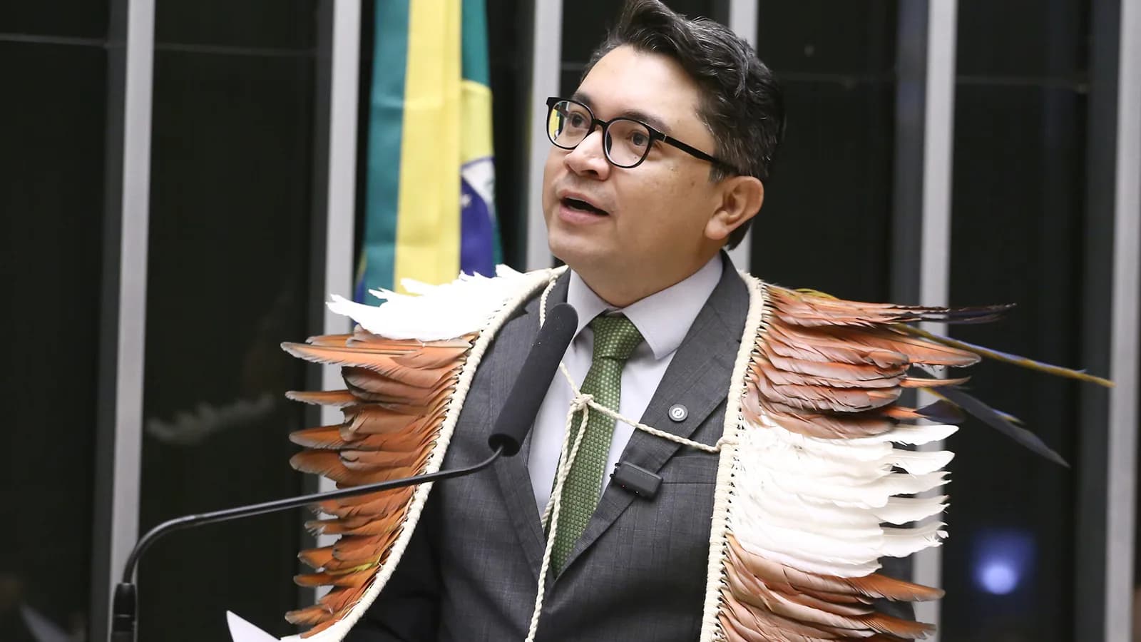 Eloy Terena, ministro dos Povos Indígenas, discursa no plenário da Câmara dos Deputados usando cocar