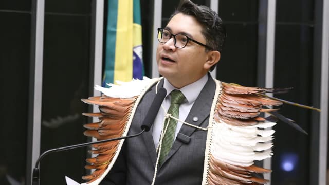 Eloy Terena, ministro dos Povos Indígenas, discursa no plenário da Câmara dos Deputados usando cocar