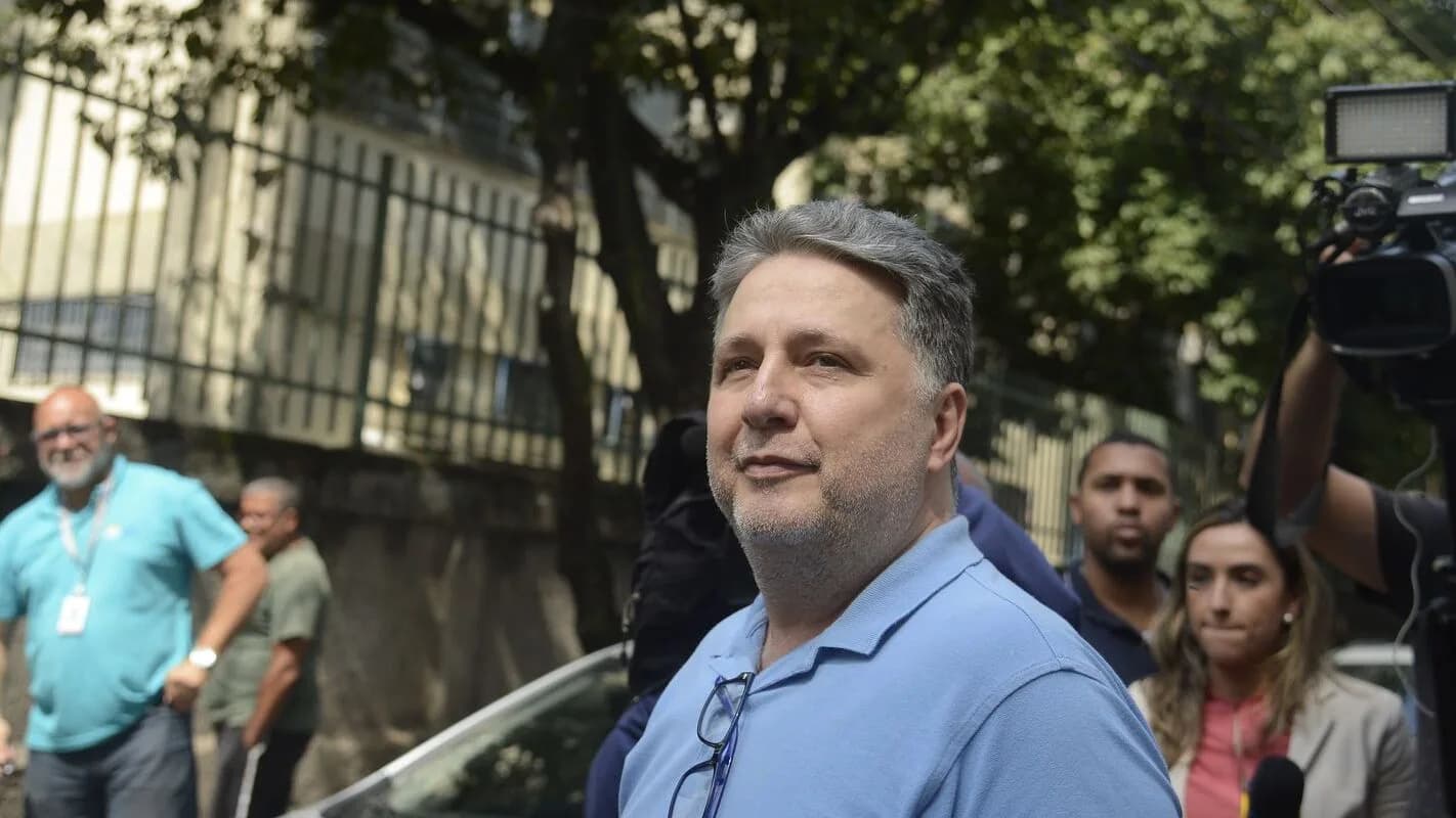 Anthony Garotinho é cercado por câmeras e apoiadores na rua