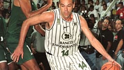 Oscar Schmidt em ação com a camisa do Banco Bandeirantes, driblando contra defensor do Palmeiras